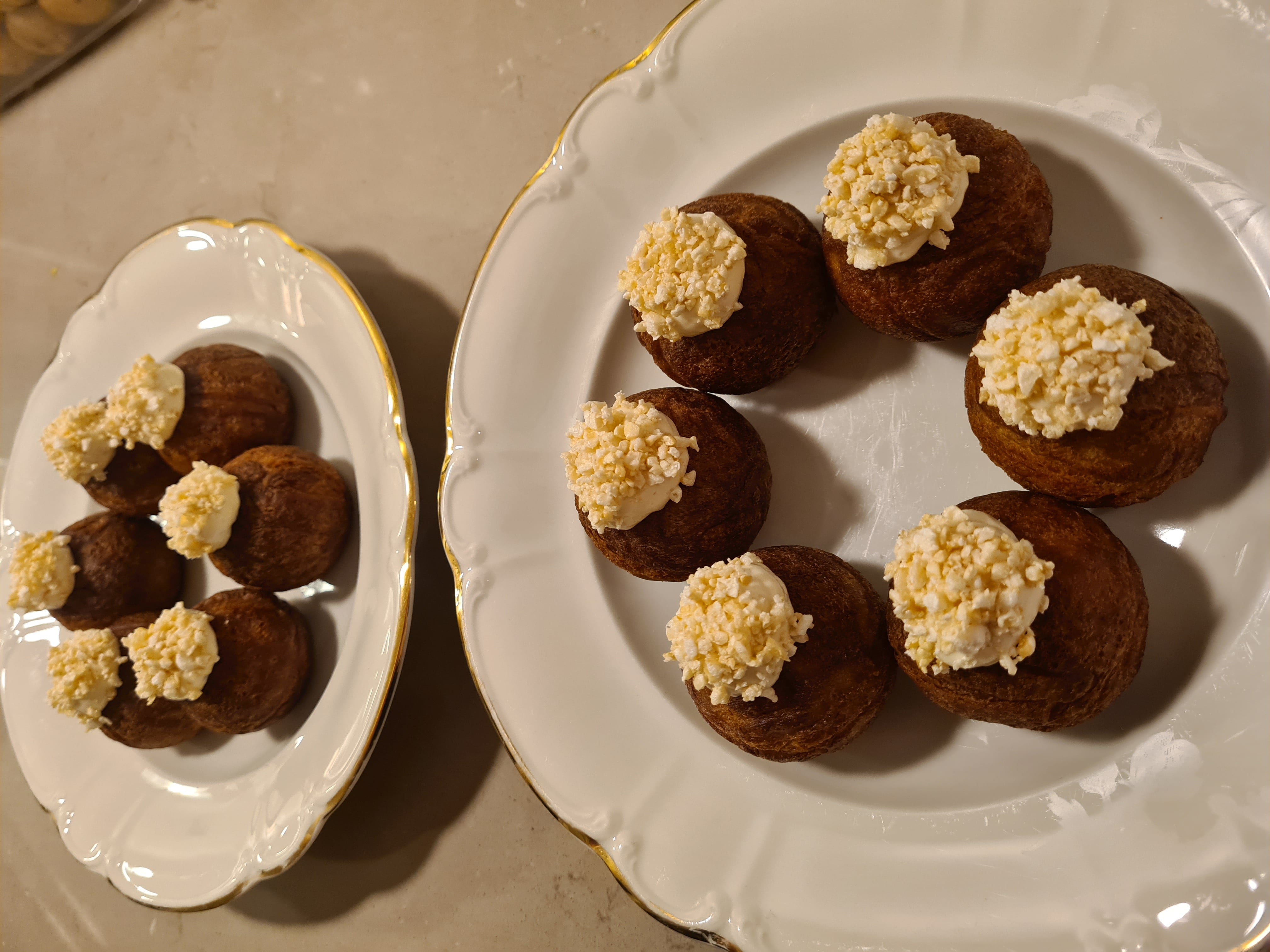 Saltet æbleskive, gris i æblemost og brownale, sennepscreme, puffet svær