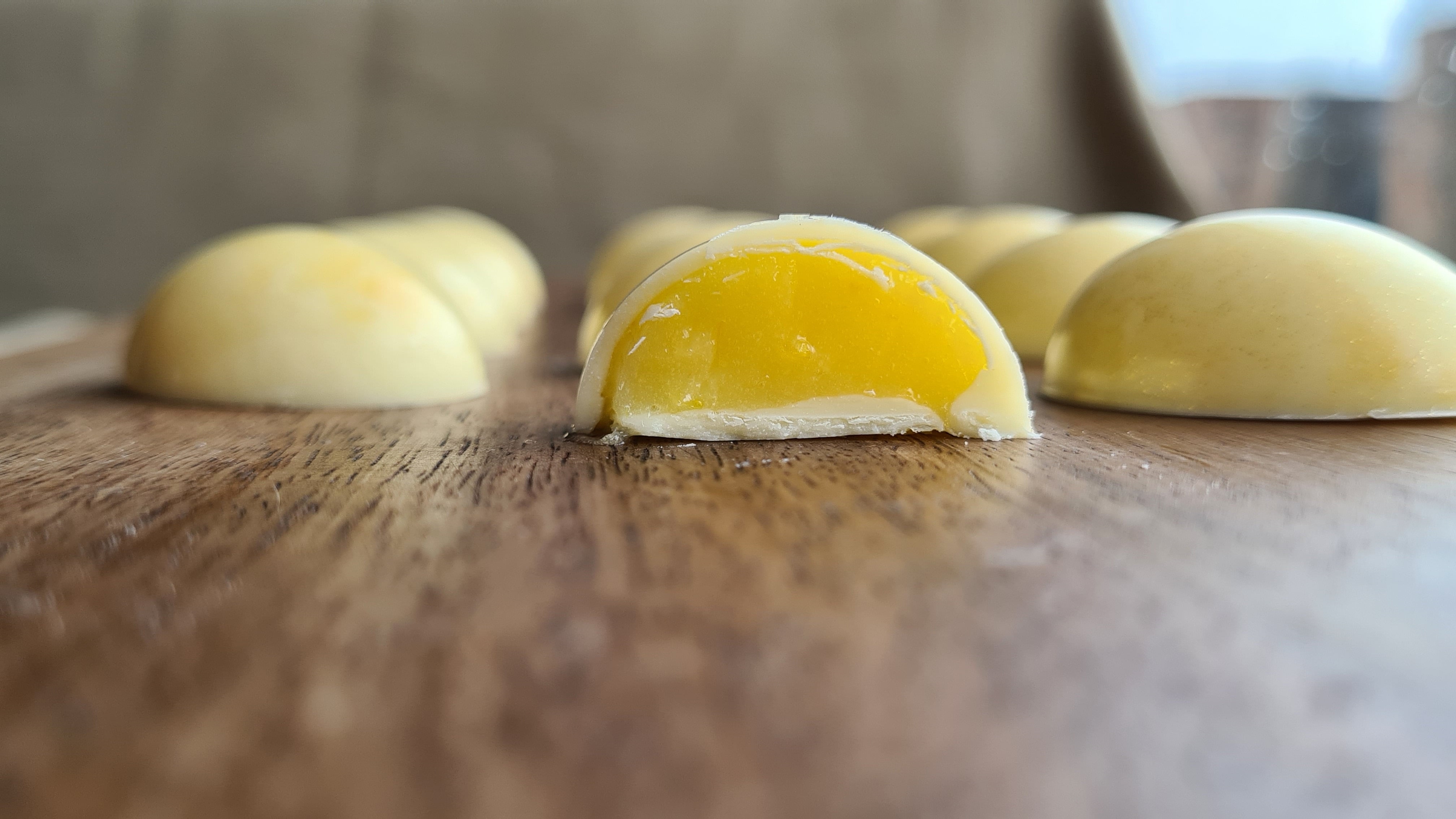 Petit four - fyldt chokolade med lemoncurd