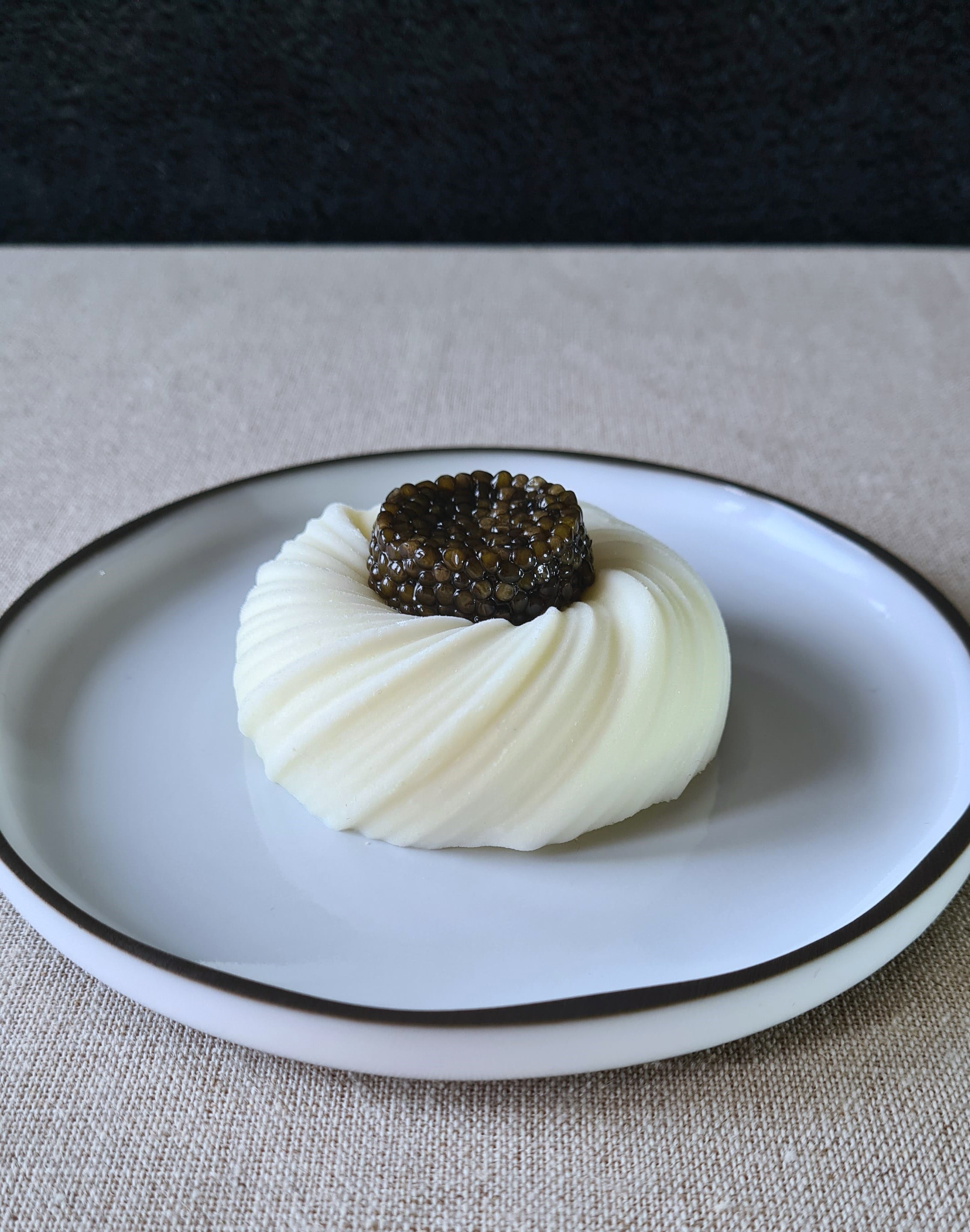 Mellemret - Oscietra Caviar med yoghurtis og citronconfit