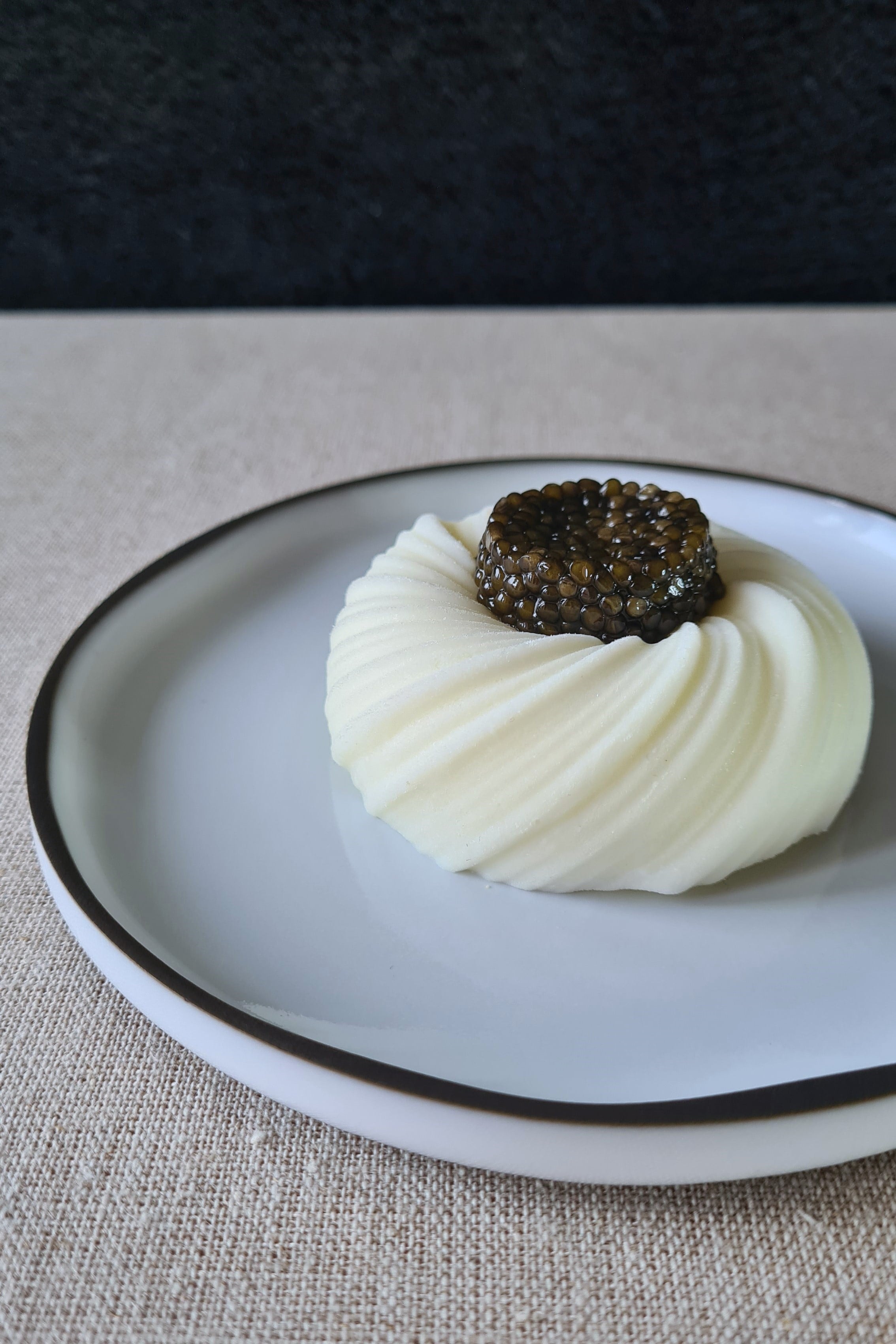 Mellemret - Oscietra Caviar med yoghurtis og citronconfit