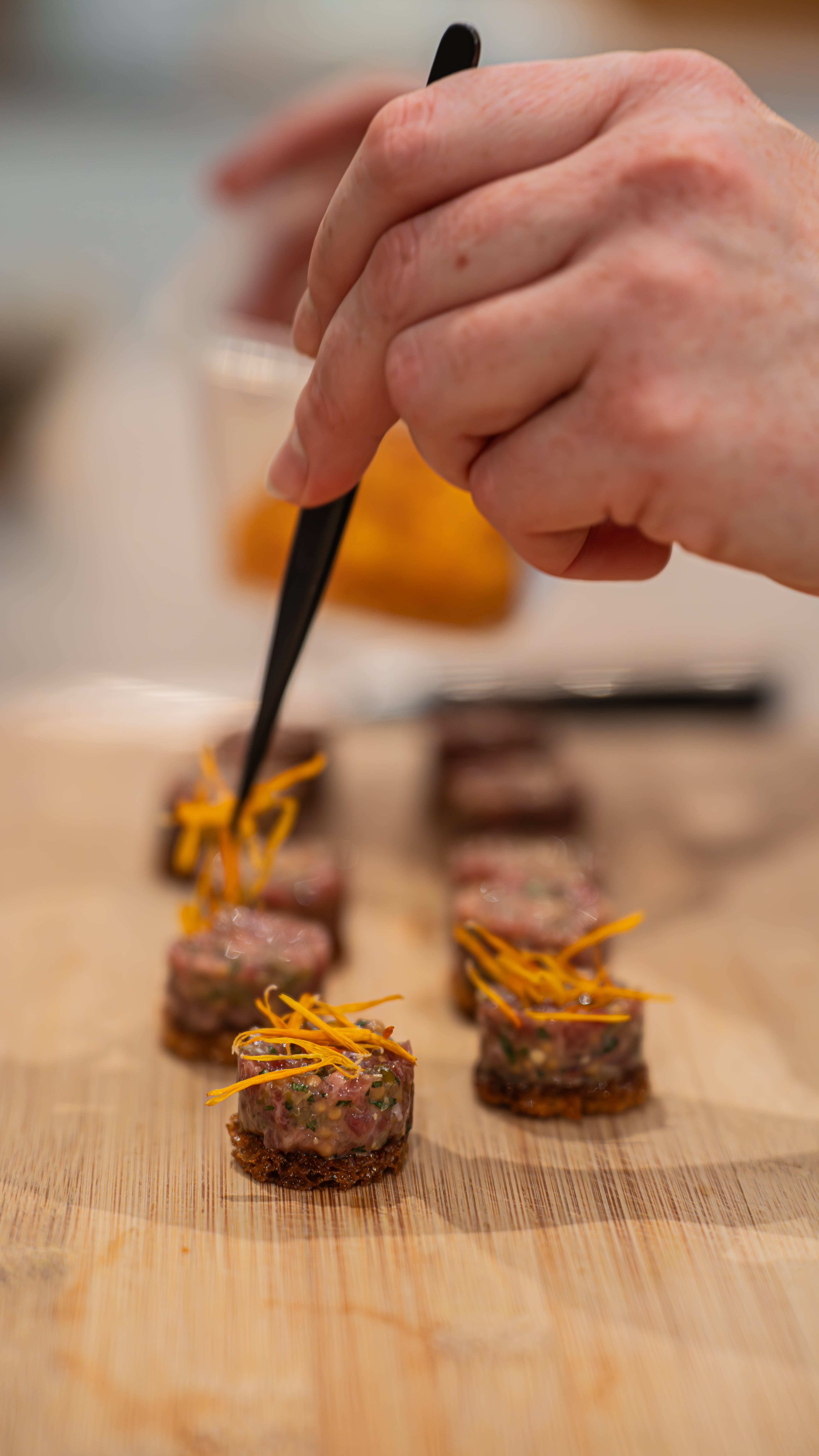 Snack - smørristet surdej med oksetartar Snack - smørristet surdej med oksetartar